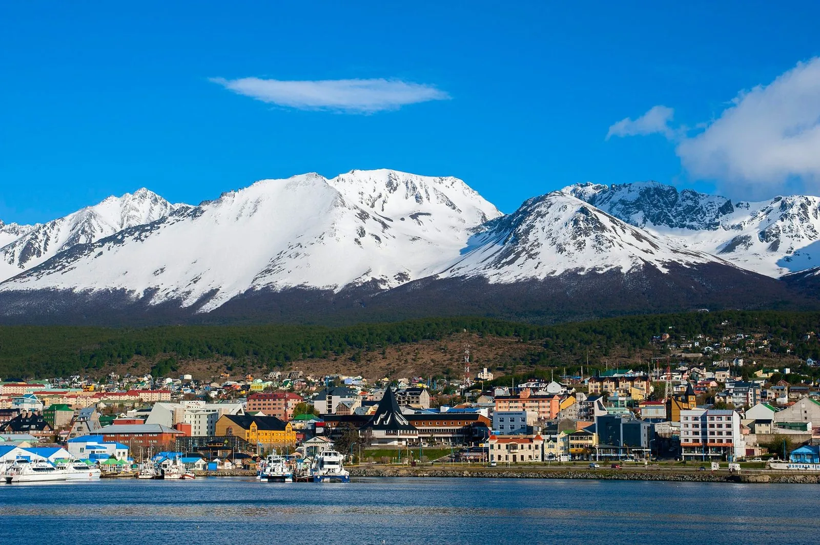 Vista de la ciudad de Ushuaia con la cordillera nevada de fondo